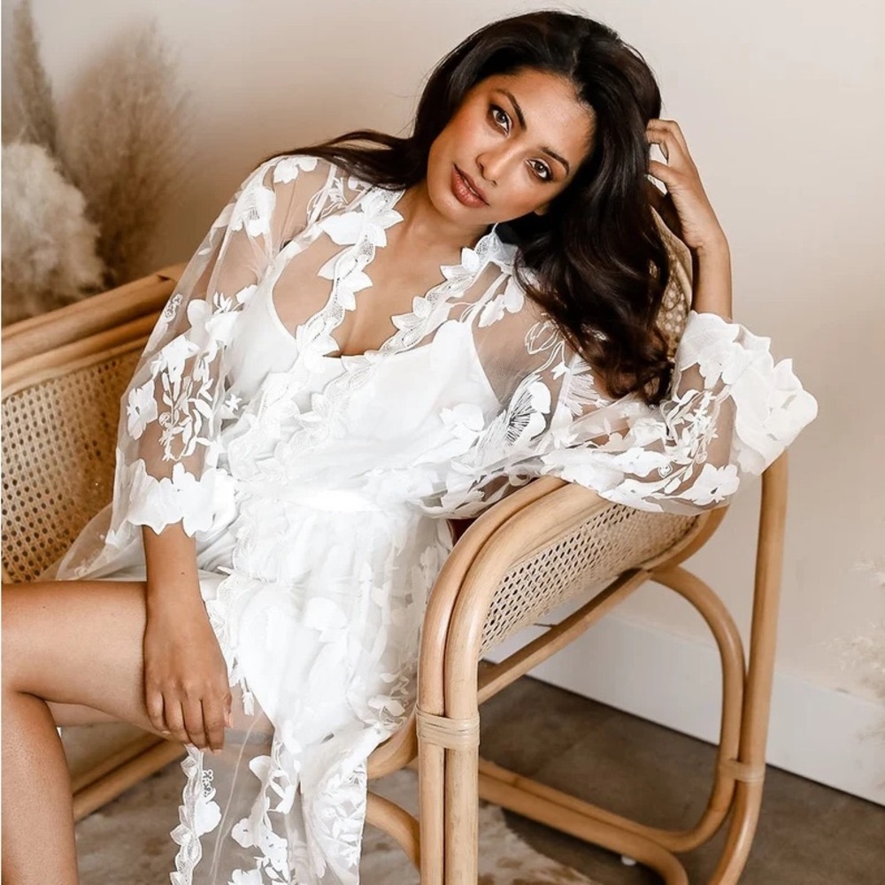 Bridal Lace Robe in White. Brand new. One size